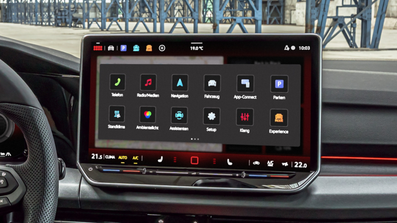 Display mit Menüansicht im VW Golf GTI EDITION 50.