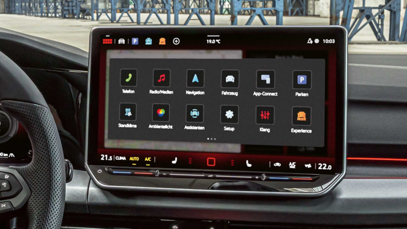 Display mit Menüansicht im VW Golf GTI EDITION 50.