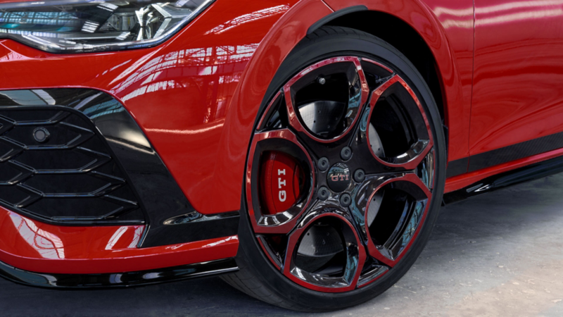 Rote Felge an einem roten Golf GTI EDITION 50.