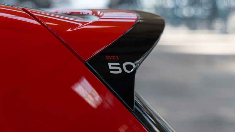 Heckspoiler eines roten VW Golf GTI EDITION 50 in schwarz mit weißer 50.