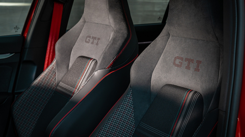 Ansicht der vorderen Sitze in grau mit „GTI“-Schriftzug im Golf GTI EDITION 50.