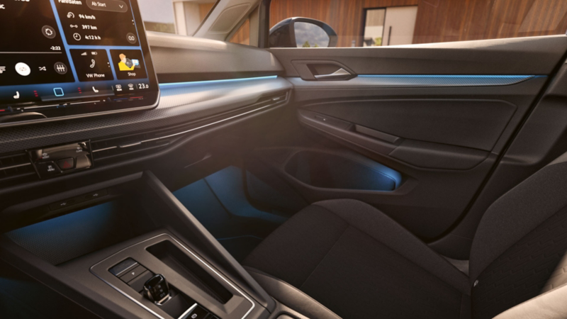 Blaue Ambientebeleuchtung im Innenraum eines VW Golf ENERGY.
