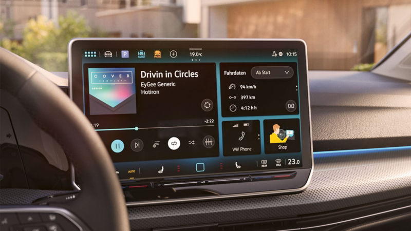 Représentation du système Golf Entertainment sur le tableau de bord, sur lequel de la musique est en cours de lecture.