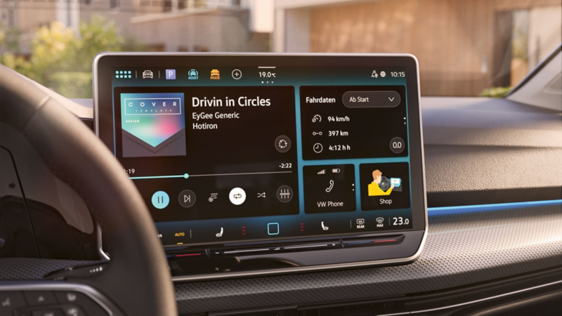 Das Infotainmentsystem im VW Golf ENERGY zeigt Navigation und Fahrzeugdaten.