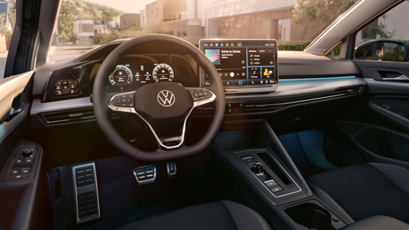 Innenraum eines VW Golf ENERGY mit Lenkrad und digitalem Display.