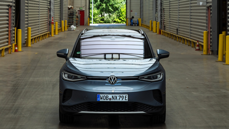 Een VW ID.4 staat in een pakhuis.