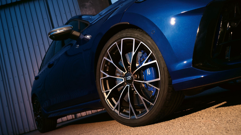 Gros plan sur une jante d'une Golf R bleue.