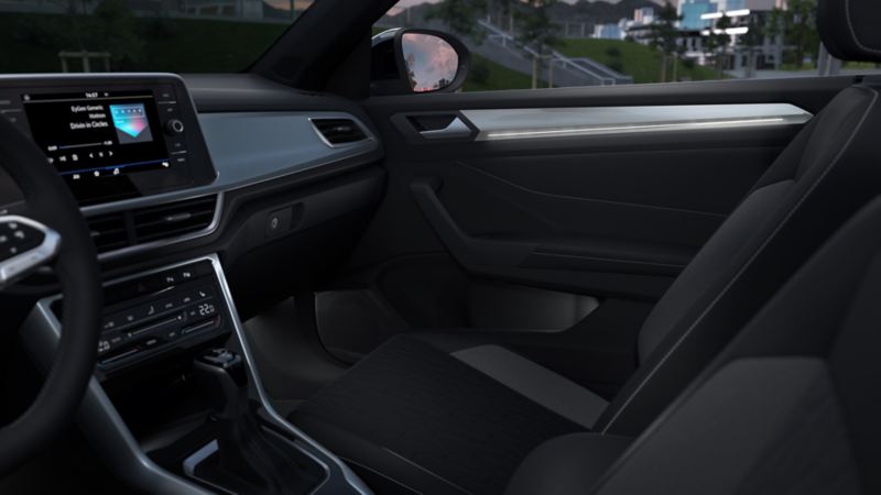 Das Bild zeigt den Innenraum des T-Roc Cabriolet GOAL Sondermodells mit eingeschalteter Ambientebeleuchtung.