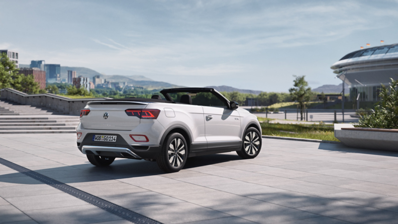 Frontansicht eines weißen des T-Roc Cabriolet GOAL Sondermodells