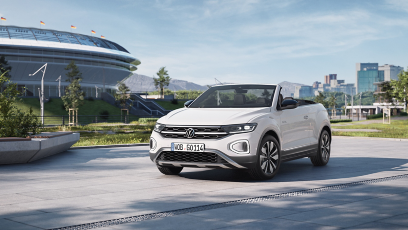 Frontansicht eines weißen des T-Roc Cabriolet GOAL Sondermodells