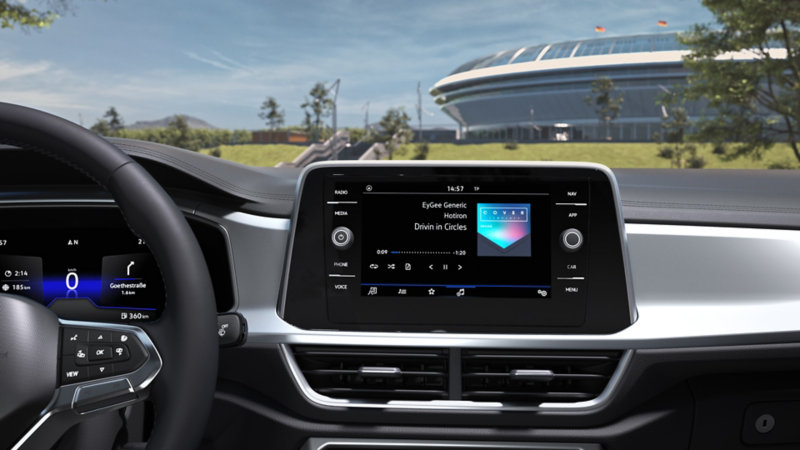 Die Abbildung zeigt das Infotainment System des T-Roc Cabriolet GOAL Sondermodells.