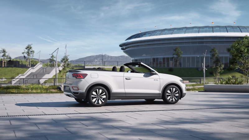 Seitenansicht eines weißen des T-Roc Cabriolet GOAL Sondermodells