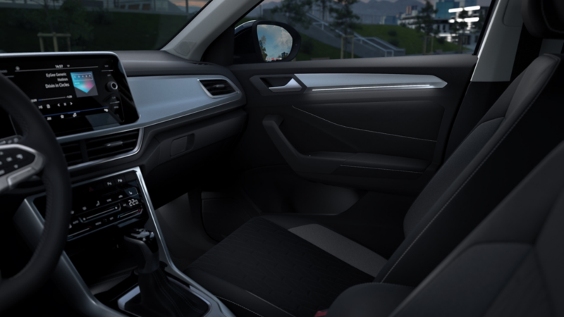 Das Bild zeigt den Innenraum des T-Roc Cabriolet GOAL Sondermodells mit eingeschalteter Ambientebeleuchtung.