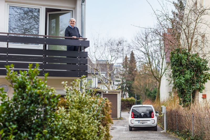  e-up! ładowany przed domem z Wallbox