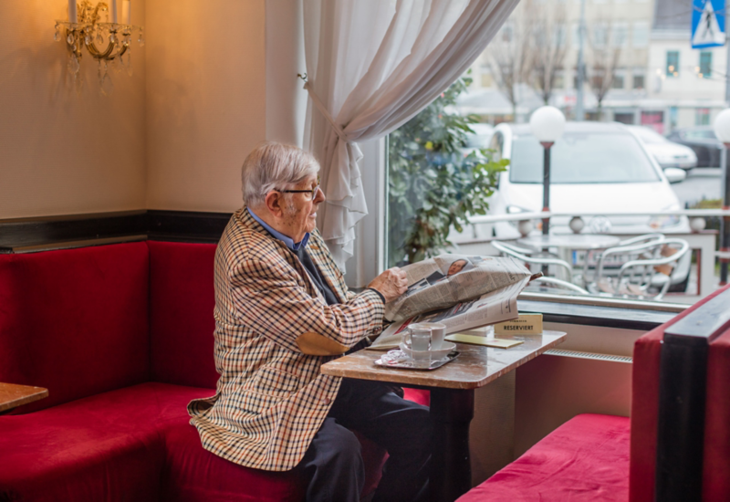 Gerhard Heinz sitting in the Café Dommayer at the window and looks at his e-up! 