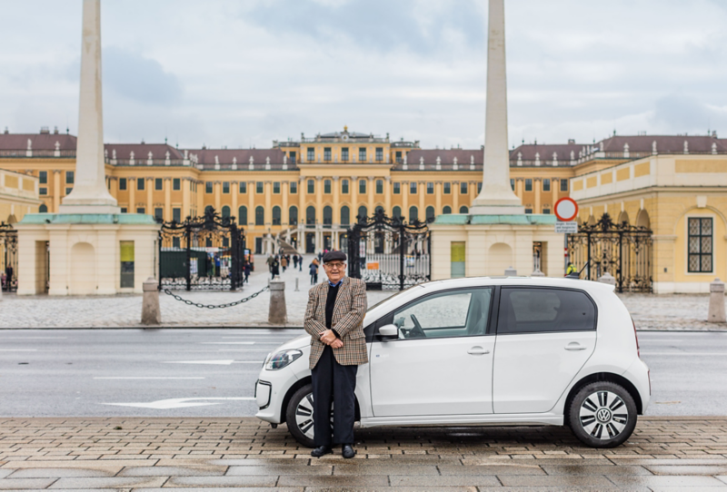 Gerhard Heinz and his e-up! parked in front of the Schönbrunn palace in Vienna