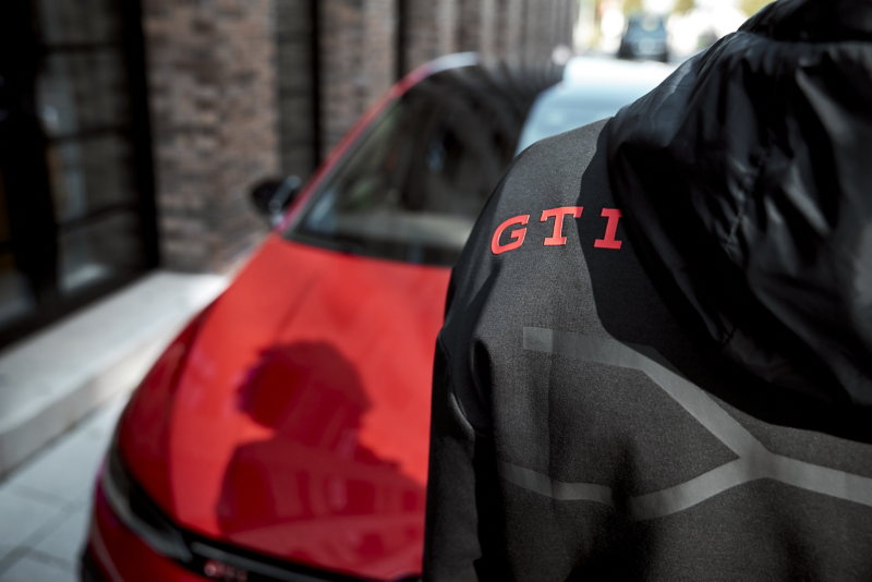 GTIの服を着た人と車