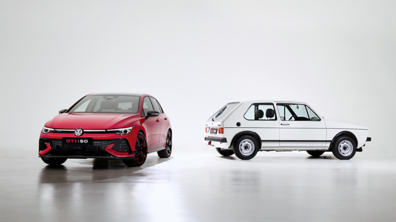 Två generationer av Golf GTI uppställda bredvid varandra, en röd Edition 50 och en vit av första generationen