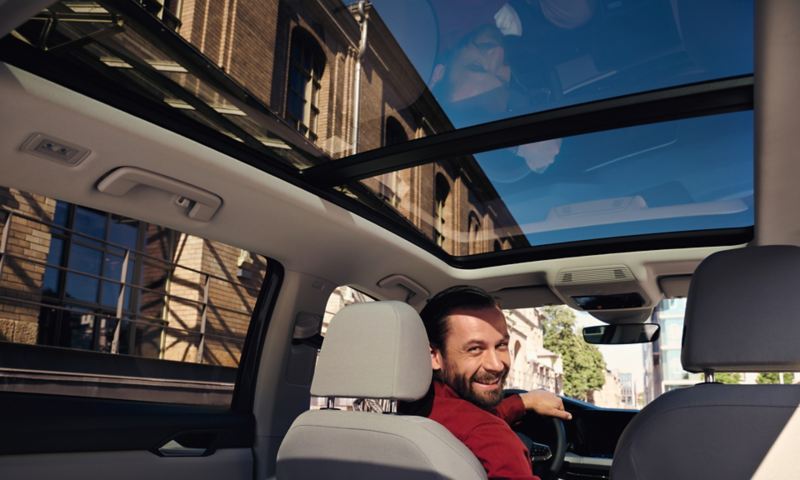 Innenraum VW Golf Variant Life: Blick von der Rückbank auf Vordersitze und das optionale Panorama-Ausstell-/Schiebedach.