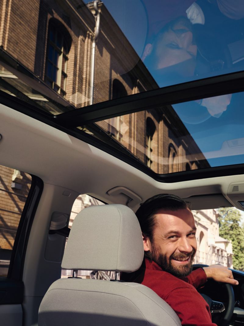 Innenraum VW Golf Variant Life: Blick von der Rückbank auf Vordersitze und das optionale Panorama-Ausstell-/Schiebedach.