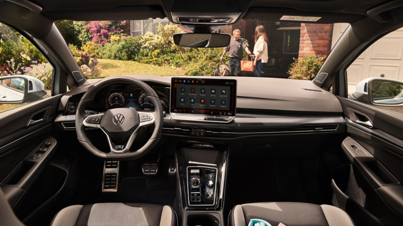 Vue sur l'intérieur avant du VW Golf depuis le siège conducteur