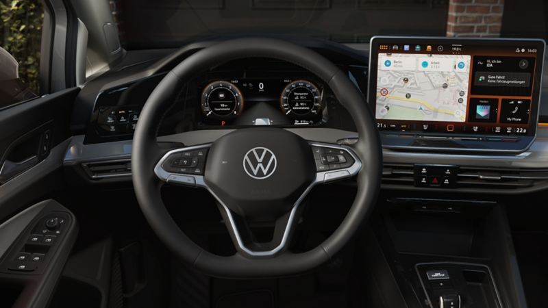 Blick auf den vorderen Innenraum des VW Golf aus Sicht des Fahrers. Der Fokus liegt beim Digital Cockpit. 