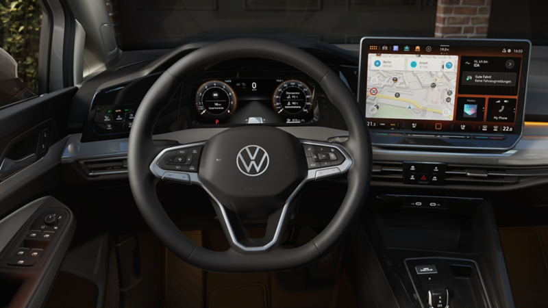 Förarplatsen i en VW Golf från förarens synvinkel.
