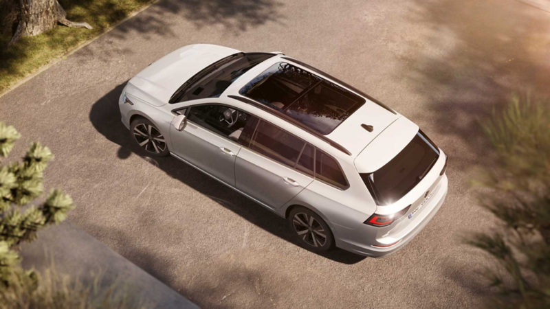 Blick von oben auf weißen VW Golf Variant mit Panorama-Ausstell-/Schiebedach.