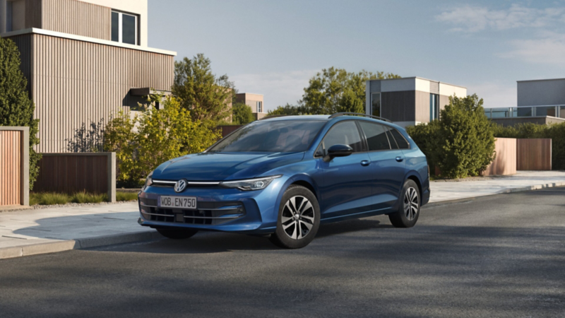 Ein blauer VW Golf Variant ENERGY ist vor einem Wohnhaus geparkt.