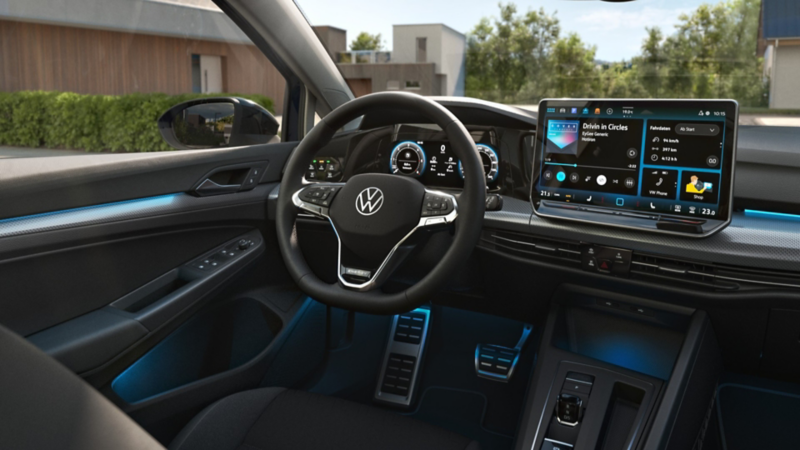 Cockpit des Golf Variant ENERGY mit Display und Ambientebeleuchtung.
