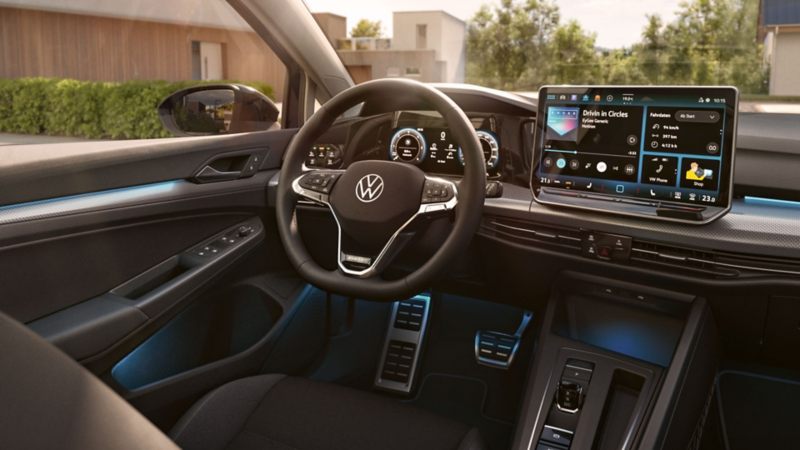 Cockpit des Golf Variant ENERGY mit Display und Ambientebeleuchtung.