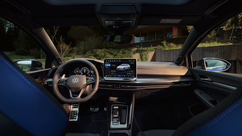 Représentation du système Golf Entertainment sur le tableau de bord, sur lequel de la musique est en cours de lecture.