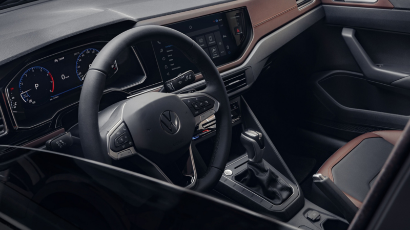 Interior moderno del Volkswagen Virtus 2024 mostrando volante multifunción, tablero digital y centro de control tecnológico.