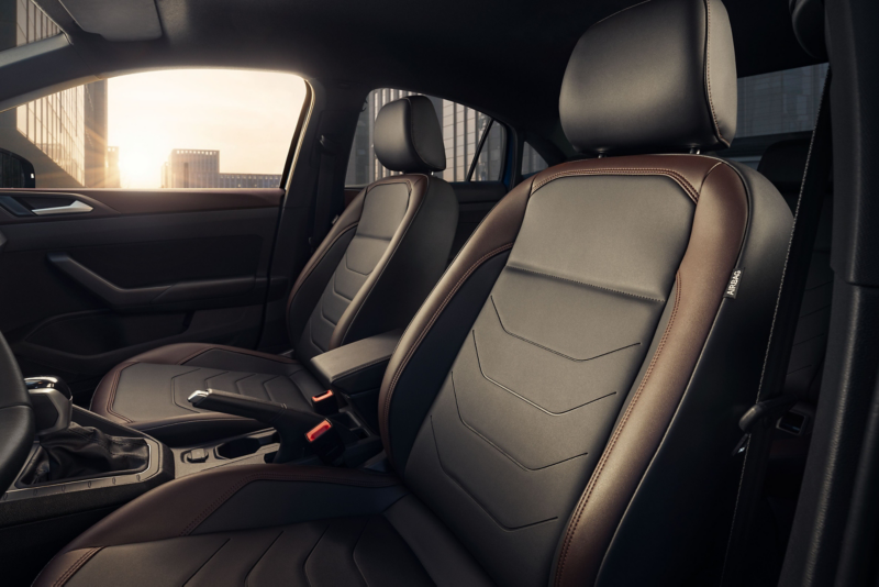 Interior del Volkswagen Virtus 2024 con asientos delanteros modernos y confortables, resaltando el diseño elegante y los acabados de calidad.