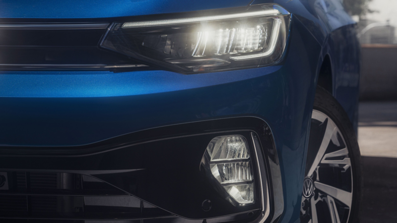 Primer plano del faro LED de un Volkswagen Virtus azul, versión 2024.