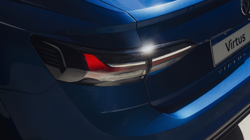 Vista trasera del Volkswagen Virtus 2024 en color azul, destacando el diseño moderno de sus luces LED traseras.