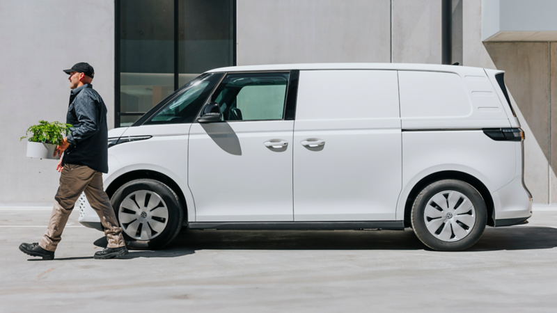 ID Buzz Cargo side angle