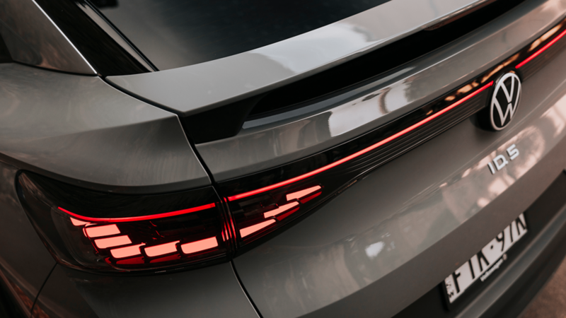 Opening car door of ID.5