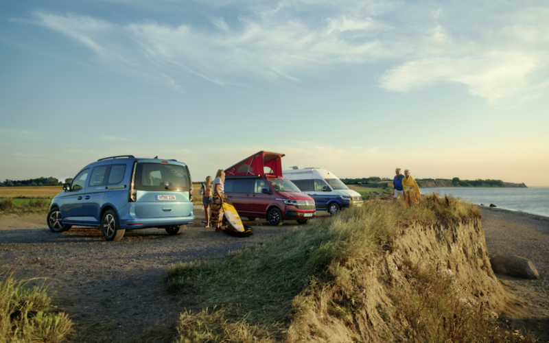 La gama VW T6.1 delante de una playa