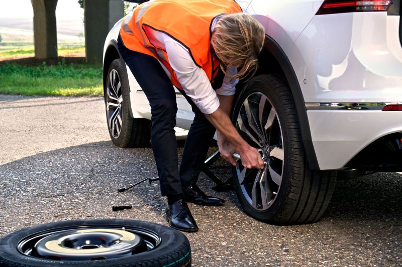 A VW service employee is checking a VW tyre