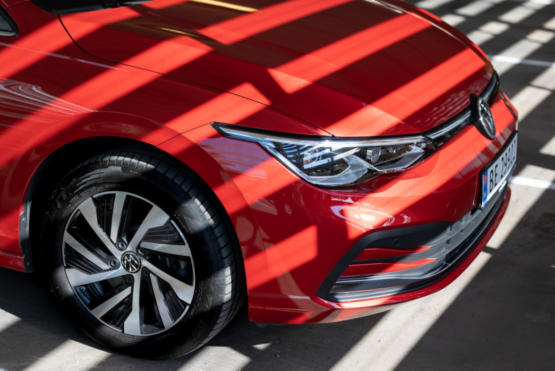 Volkswagen golf ehybrid rojo, vista de la parte delantera