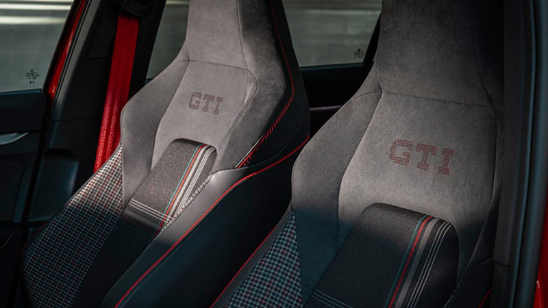 Sièges conducteur et passager avant de la Golf GTI Edition 50.