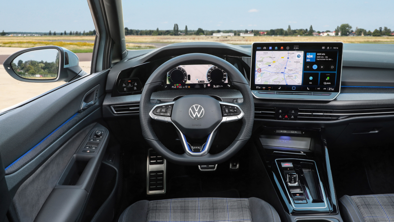 Interieur shot van een Volkswagen Golf, focus ligt op het infotainment