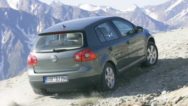 Volkswagen Golf 5 met bergen op de achtergrond