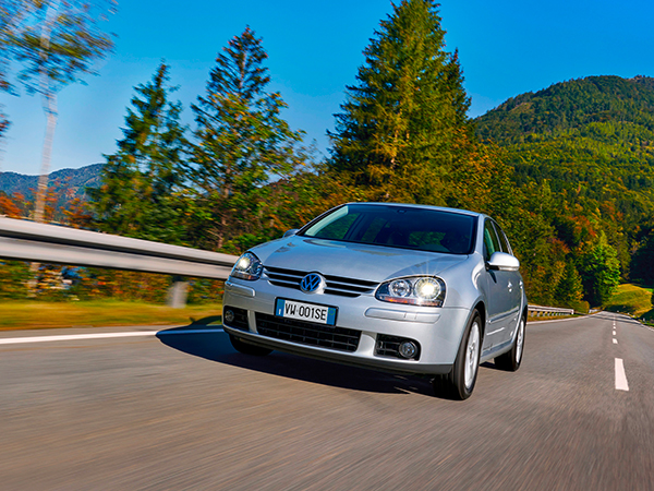 Una VW Golf 5 in movimento su una strada in montagna.
