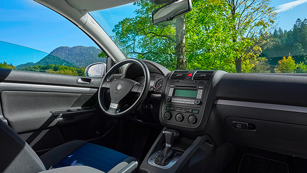 Vista sul volante di una VW Golf 5.