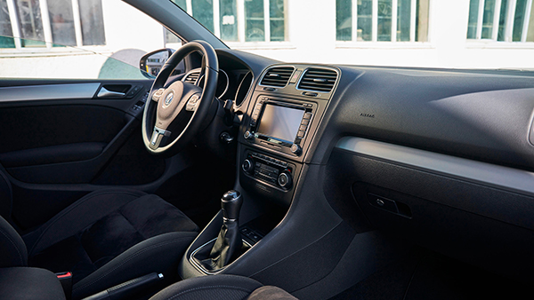 Vista del cockpit all'interno di una VW Golf 6.