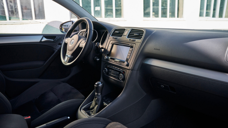 Vista del cockpit all'interno di una VW Golf 6.