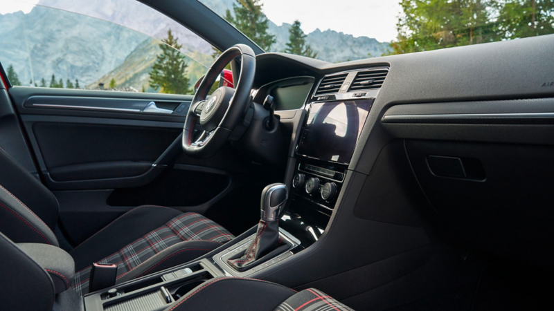 Vista sul cockpit all'interno di una VW Golf 7.