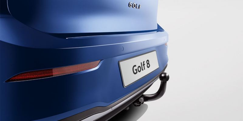 Dettaglio del gancio di traino fisso originale Volkswagen, montato su una Golf 8.